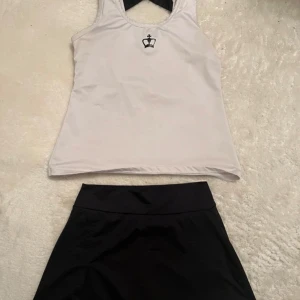 Padel sett - Snyggt Padel sett med kjol och linne. Aldrig använt