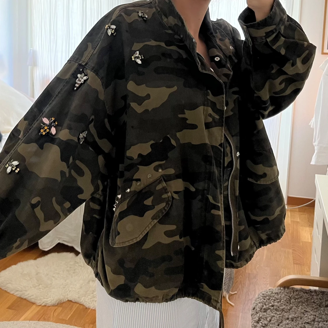 Camouflagejacka med pärldetaljer - 1