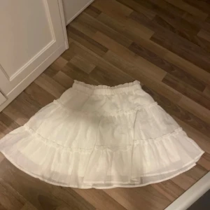 Vit volang kjol - Vit kjol, somrig 