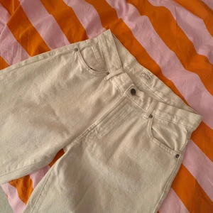 Vita jeans - Snygga vita jeans från Lindex med klassisk femficksdesign. Byxorna har en rak passform och är perfekta för en avslappnad stil. Modell; Sia