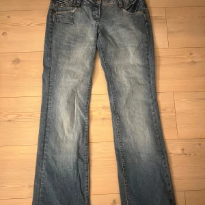 Blå jeans med bootcut - Snygga blå jeans med bootcut-stil och klassisk femficksdesign. De har en lätt tvättad look och är perfekta för en avslappnad stil. Jag är osäker på modell då dom inte längre säljs tror jag💕 dom är lågmidjade och passar korta ben! Storlek är s. 