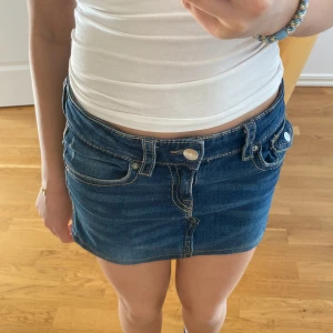 Gina tricot kjol - Säljer den här jeanskjolen som jag köpt av en annan tjej här på Plick. Kjolen är sydd av ett par jeans från gina tricot❤️ 