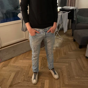 Ljusblå jeansbyxor från dundup - Snygga ljusblå jeansbyxor med en avslappnad passform från dundup. Perfekta för en casual look. De har en klassisk femficksdesign och en bekväm midwaist. Matcha med sneakers för en stilren outfit.