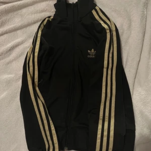 adidas zip up - asnice och cool adidas zip up som är i jättefint skick! 