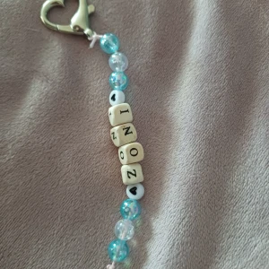 Läs annonsen🌺 - Gör nyckelringar att sätta på buren, transporten eller liknande. Finns olika designer. 20 kr styck två för 30