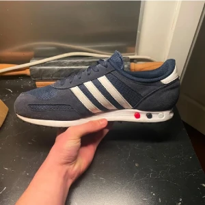 Adidas LA Trainer sneakers - Säljer mina LA trainers i storlek 45 1/3 men passar 45. skick 8/10. Dom är perfekta för viner och våren. Hör av er vid fler frågor och funderingar!