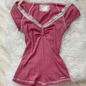 Rare Vintage guess  - Liknade har sålts på depop för 80usd , super söt top från guess jeans 🪽 storlek S, har en liten fläck på baksidan (bild 4)