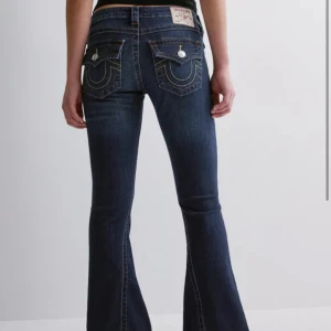True religion jeans - Säljer mina true religion jeans då dom inte kommer till användning längre, dom är nästan helt nya! Dom är insydda i midjan och uppsydda till mig som är kortare, är 157 för referens! innerbens längden är 72cm och midjemåttet 36 cm tvärs över. (Går ej ner mer i pris då jag sänkt mycket redan) 