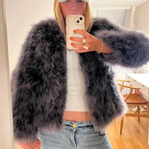 Grå pälsjacka - Jätte snygg jacka som inte kommer till användning! Från Pello Bello, storlek M men sitter mer som S!