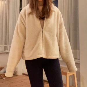 Beige teddy jacka - Säljer denna mysiga teddy jackan. Köpt second hand och saknar lapp, men skulle säga att den är i storlek m. Kontakta mig gärna privat vid frågor eller liknande💓