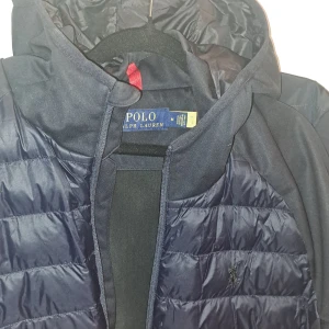 Ralph Lauren cardigan  - Äkta Ralph lauren cardigan i nyskick. Skanna qr koden så autentiseras varan hos Ralph lauren. Herrstorlek M