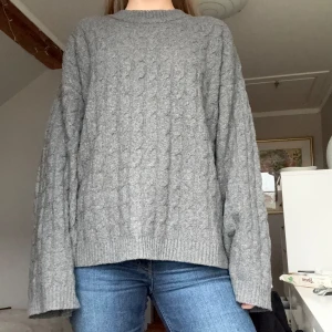 Grå stickad tröja - Grå oversize stickad tröja från Nelly i jättebra skick! Använd gärna ”köp nu”