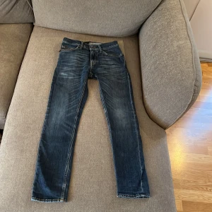 Tiger of sweden jeans - Snygga blå jeans från Tiger of Sweden med storlek 26/30, byxorna har slim fit modell och sitter väldigt bra. Jag säljer byxorna pågrund av att den blivit för små. Den har mycket bra skick. Jag kan gå ner lite i pris vid ett snabbt köp, skriv om det finns några funderingar! 
