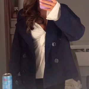 Kappa från design by si - Säljer min kappa från design by si, den är storlek Xs/S men har sytt upp den där nere då den var för lång för mig så skulle säga att den sitter mer som en XXS! Den är använd ett fåtal gånger men den kommer inte till mycket användning längre 🩷hör av dig vid flera frågor🤗