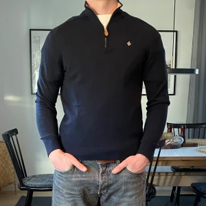 Halfzip från Morris - Tjena! Säljer nu min snygga halfzip från Morris. Den är 10/10 i skicket, den har inga defekter. Nypris ligger på 1800. Hör av dig vid minsta lilla fundering! 