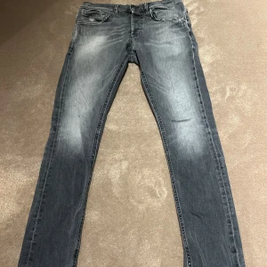 Dondup jeans - Tja säljer dessa feta dondup jeans i modellen George. Jeansen är köpta nya ifrån Nk men inget kvitto hittas… köpta för 3000.
