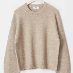 Beige stickad tröja  - Mysig beige stickad tröja från Gina med rund hals och ribbade kanter. Använd men i bra skick, i en ljus beige färg. Skriv för egna bilder💗