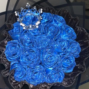 Blå glittrig rosdiadem med pärlor - Ett fantastiskt diadem format som en krona med blå glittriga rosor och dekorerat med pärlor. Perfekt för att ge en kunglig touch till din nära och kära! 