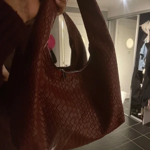 Burgundy väska - Säljer denna väskan i en fin och trendig burgundy färg, liknar bottega venetta! Priset kan diskuteras och den är endast använd ett fåtal gånger 🫶🏽