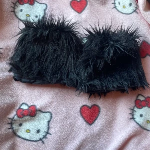 fluffiga benvärmare - små svarta fluffiga benvärmare köpta på plick, inga defekter 