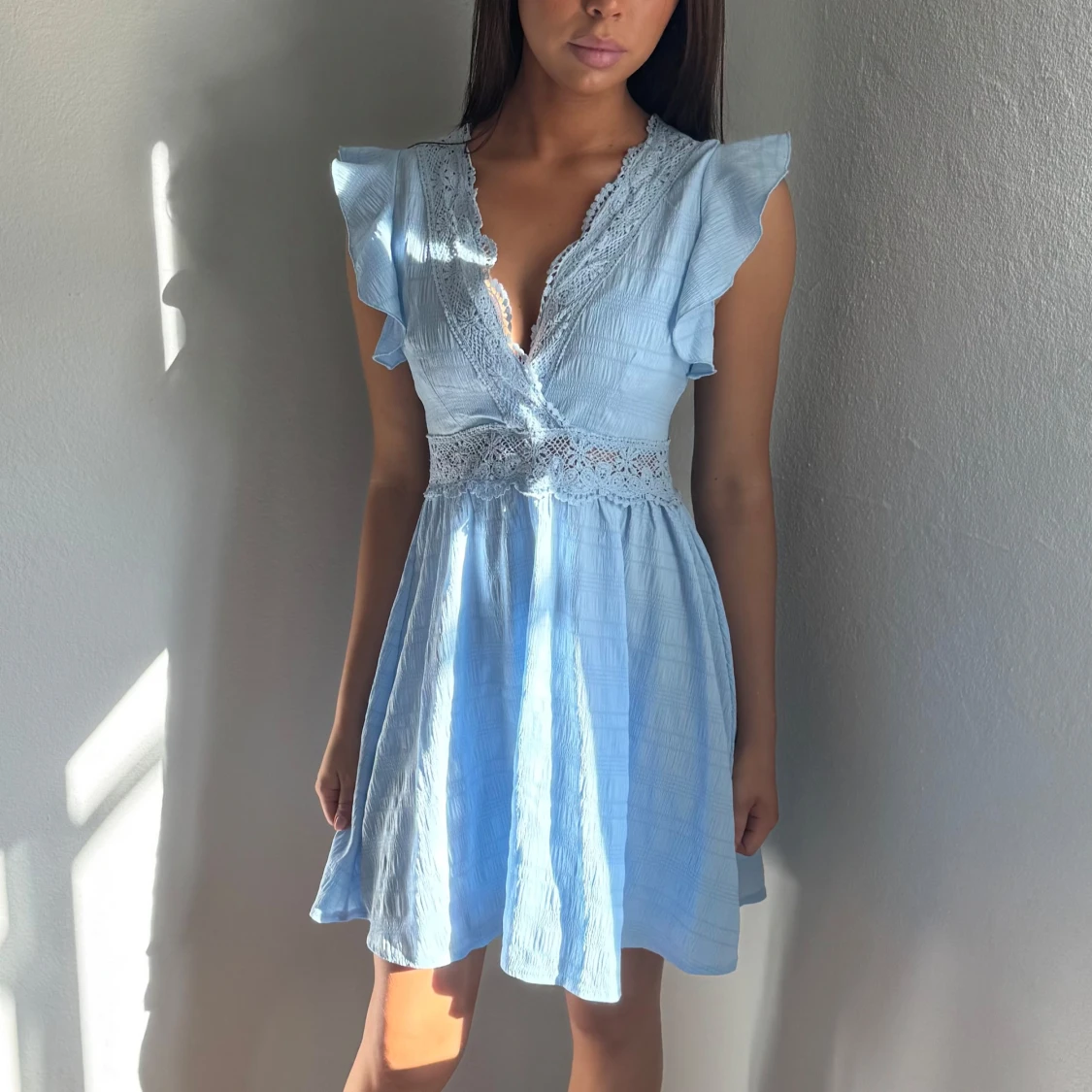 Ljusblå klänning med spetsdetaljer - 1