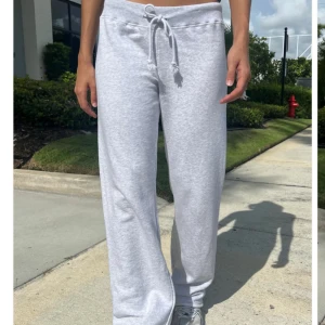 Grå mjukisbyxor med snörning - Snygga och bekväma grå mjukisbyxor med snörning i midjan från brandy Melville💖💖💖Storleken är one size men passar mig som är s/m i vanliga fall