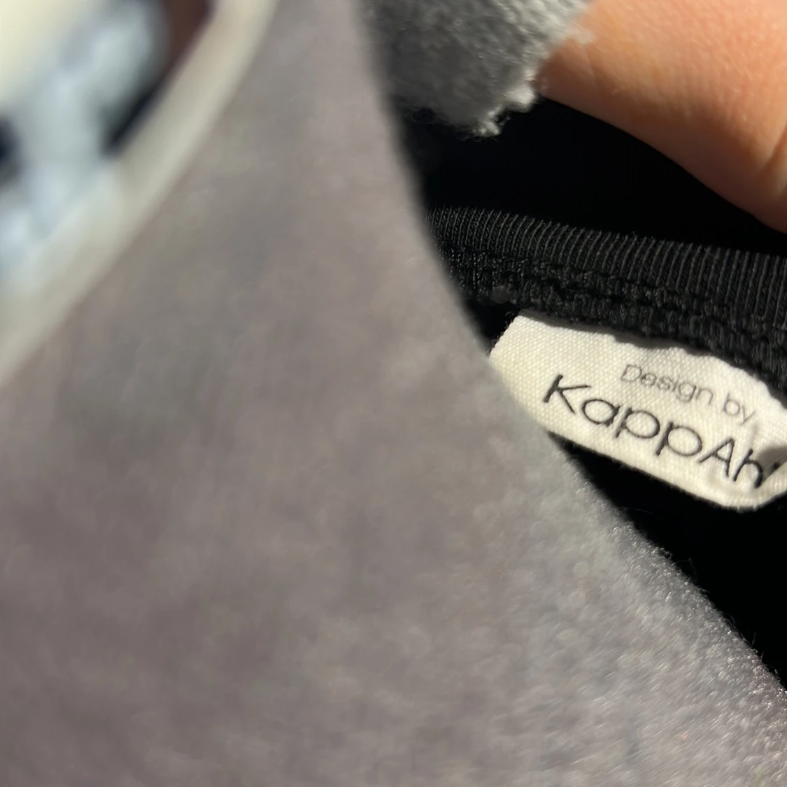 Svart oneshoulder tröja från KappAhl med glitter band på ena sidan  - 2