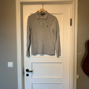 Ralph lauren piké  - Tja, säljer denna Ralph lauren piké i mycket fint skick. Inga defekter. Storlek xs. Tveka inte på att höra av dig vid funderingar! MVH Joel 