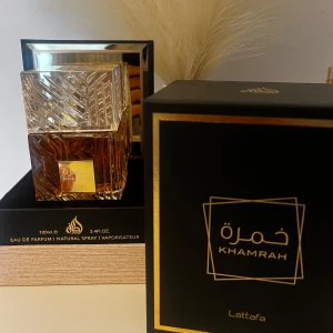 Khamrah Eau de Parfum från Lattafa - Endast testad. Säljer pga att den inte kommit till användning. 