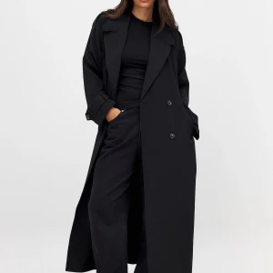 Trenchcoat - Trenchcoat😍Perfekt nu inför våren och sommaren!!Helt ny, aldrig använd och har bara legat i garderoben och förvarats! Storlek: XS Originalpris: 800kr. Pris går att diskuteras vid snabb affär!! 
