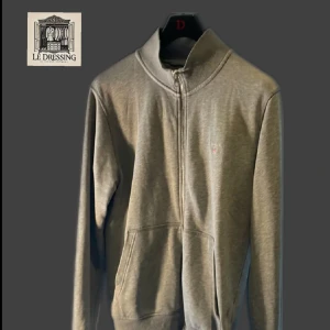 Gant full zip  - En full zip tröja från Gant i ett väldigt fint skick. Den är endast tvättad en gång. Nypris på tröjan är 1200kr 