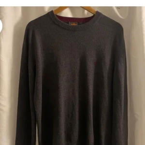 Morris tröja - Snygg grå Morris tröja med en stilren detalj med brodering vid armbågarna.