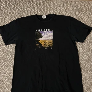 Svart t-shirt från Supreme - Svart t-shirt från Supreme i storlek M. Skriv om du undrar något. Mvh Hannes
