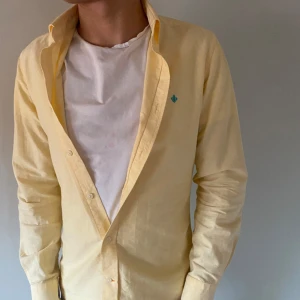 Morris Skjorta - Riktigt snygg och unik skjorta från Morris i nyskick, perfekt till sommaren till ett par linnebyxor eller till vardags med ett par jeans! Skriv vid minsta fråga eller fundering! Pris kan diskuteras.