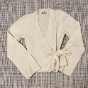 Gina tricot wrap cardigan - Helt ny! I storlek S🤍Pris kan diskuteras. Jättefin kofta🤍