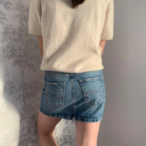 Jeanskjol  - Snygg jeanskjol från Stradivarius i klassisk blå denim. Kjolen är bra skick då den bara är använd 2 gånger! Bara att höra av sig vid fler frågor!☺️💗