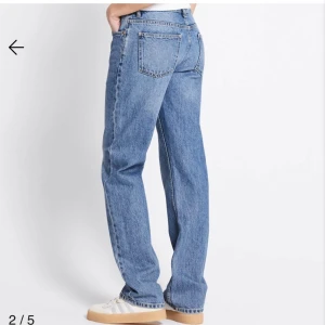 Blå jeans med rak passform - Snygga blå jeans med rak passform som är oanvända. Perfekta för en avslappnad stil. Säljer då jag redan har likadan!