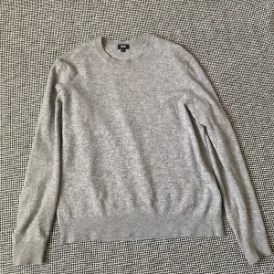 Grå kashmirtröja från Uniqlo - Grå 100% kashmirtröja från Uniqlo. Storlek M men passar även S. Väldigt bra kvalite, inga defekter! Priset ej hugget i sten. Nypris 1290 kr.