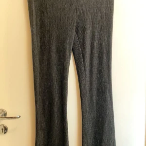 Grå ribbade byxor - Snygga grå byxor med ribbad textur. De har en bekväm passform och är perfekta för en avslappnad stil. Byxorna är i en neutral grå färg som är lätt att matcha med olika toppar. De är i nyskick från Hm i storlek XS