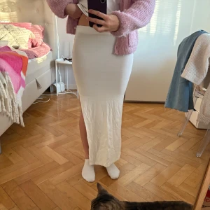 Vit långkjol från Bershka - Tight långkjol med slits från Bershka☺️☺️☺️