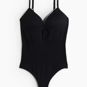 populär hm body - säljer min jätte fina trendiga body från H&M, som inte går att få tag på längre💞💞 super fint skick och endast använd 2 gånger. Säljer då den tyvärr är något för stor för mig💞💞
