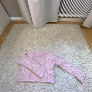 Rosa stickad tröja från Gina Tricot - Säljer en söt rosa stickad tröja från Gina Tricot i storlek 134/140💖