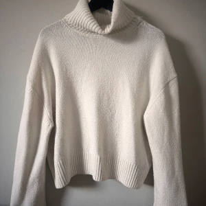 Vit stickad polotröja - Vit stickad polo tröja, använd fåtal gånger💓💓