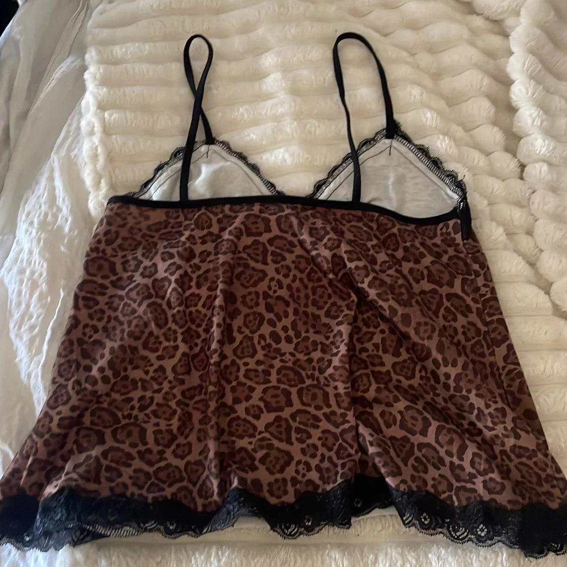 Leopardmönstrad linne med spetsdetaljer - 2