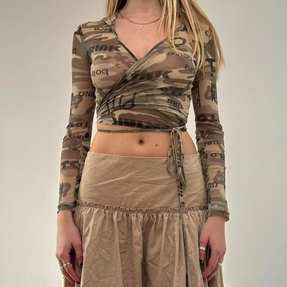 Sjukt snygg grön crop top med khakimönster! Tunt och lite genomskinligt tyg, med luva och lite pushup över brösten ❤️storlek mellan S och SX, jag brukar ha S och den är rätt så tight på mig. Yläosat.