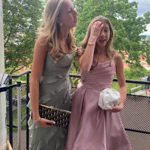 Grön långklänning med volanger - Jag säljer min balklänning. Den är endast använd en gång och är i superbra skick! Finns inga defekter alls! 💓