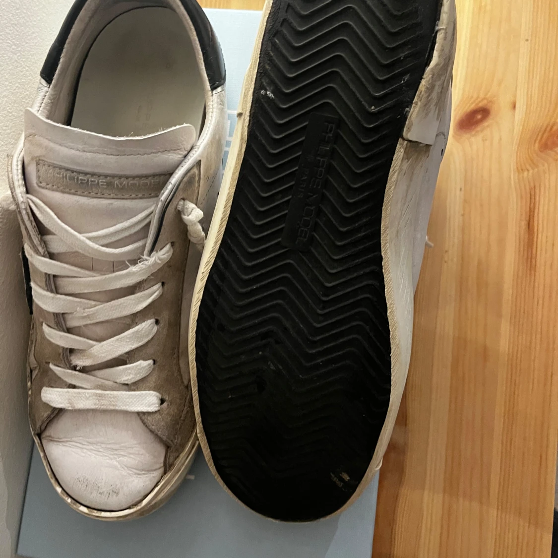 Vita sneakers från Philippe Model