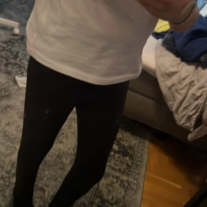 Svarta leggings från Lululemon - Säljer mina svarta leggings från Lululemon med diskret vågmönster. Säljer dem eftersom det inte kommit till användning på ett tag, används ett fåtal gånger⭐️skriv om ni har några frågor 💞