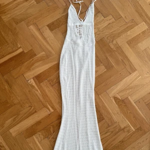 Vit stickad långklänning - Storlek S. Ny! 