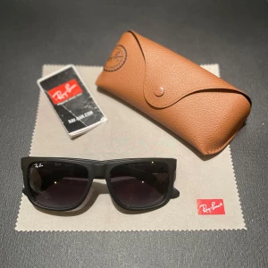 Svarta solglasögon från Ray-Ban - Feta svarta solglasögon från Ray-Ban, modell Justin RB4165. De har en klassisk form och är tillverkade i Italien. Perfekta nu inför våren! Tveka inte på att höra av dig!💸